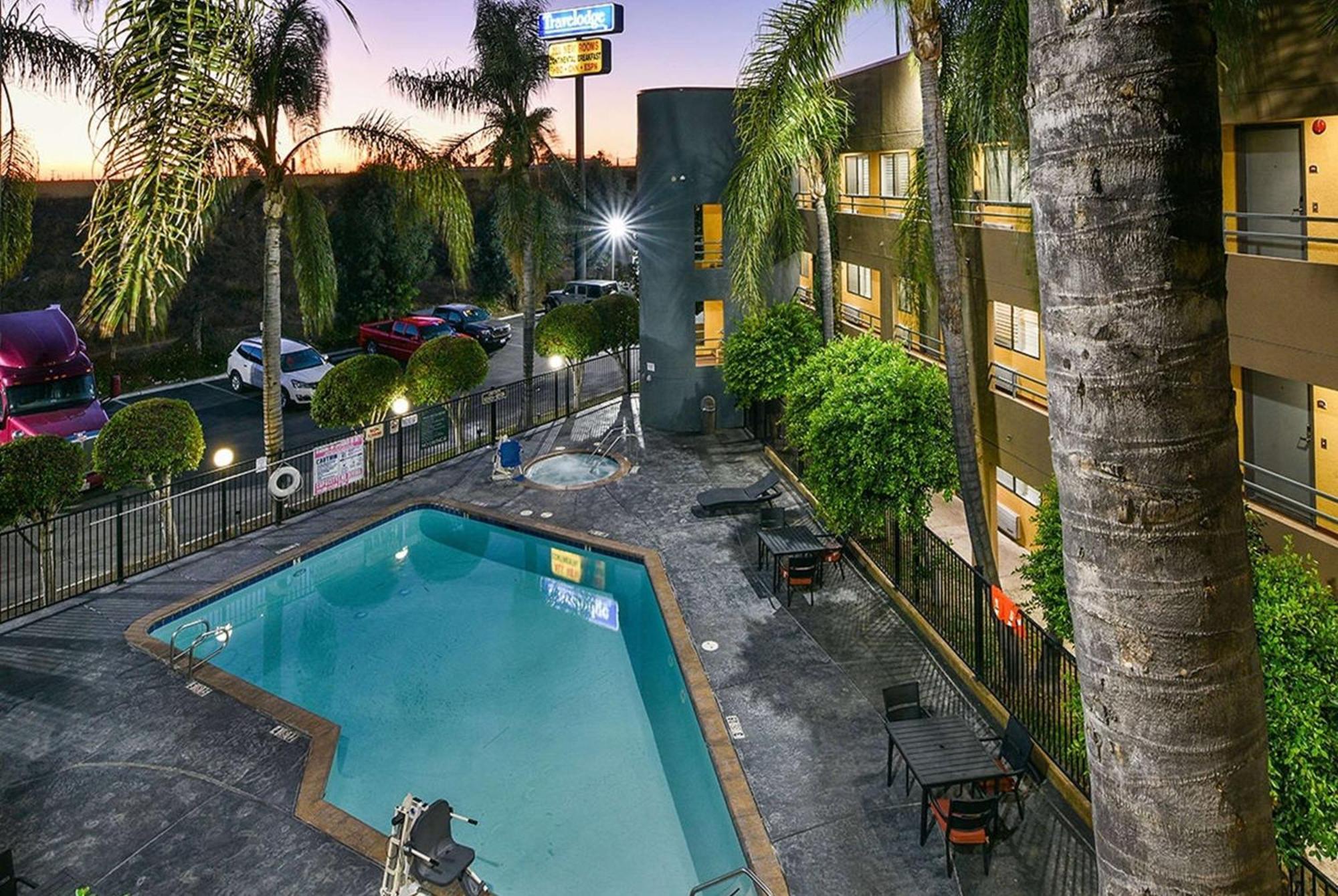 Travelodge By Wyndham Commerce Los Angeles Area Exterior photo